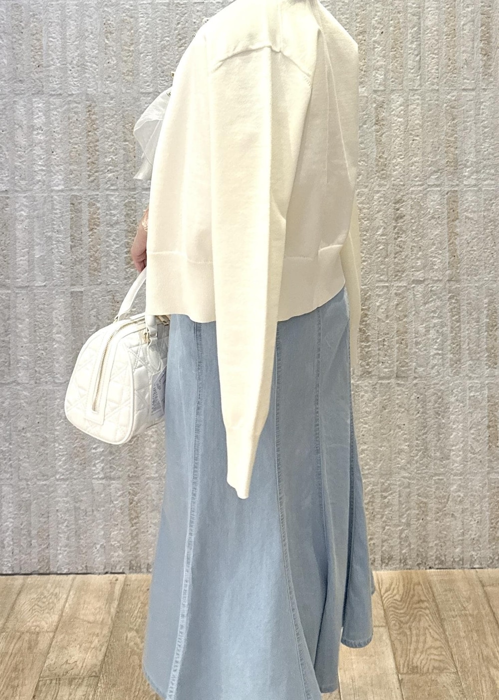 「リボン、サックス、でにむ、デニム、ハート、2way、ショルダー、厚底、初春コーデ、春コーデ、初夏コーデ、夏コーデ、デートコーデ、お出かけコーデ、旅行コーデ」｜「VISの【洗える】ダブルハートボタンカーディガン（カーディガン/ボレロ、ホワイト系）」を使った、あおいさん（レディース・158cm）の春コーディネートの6枚目の写真