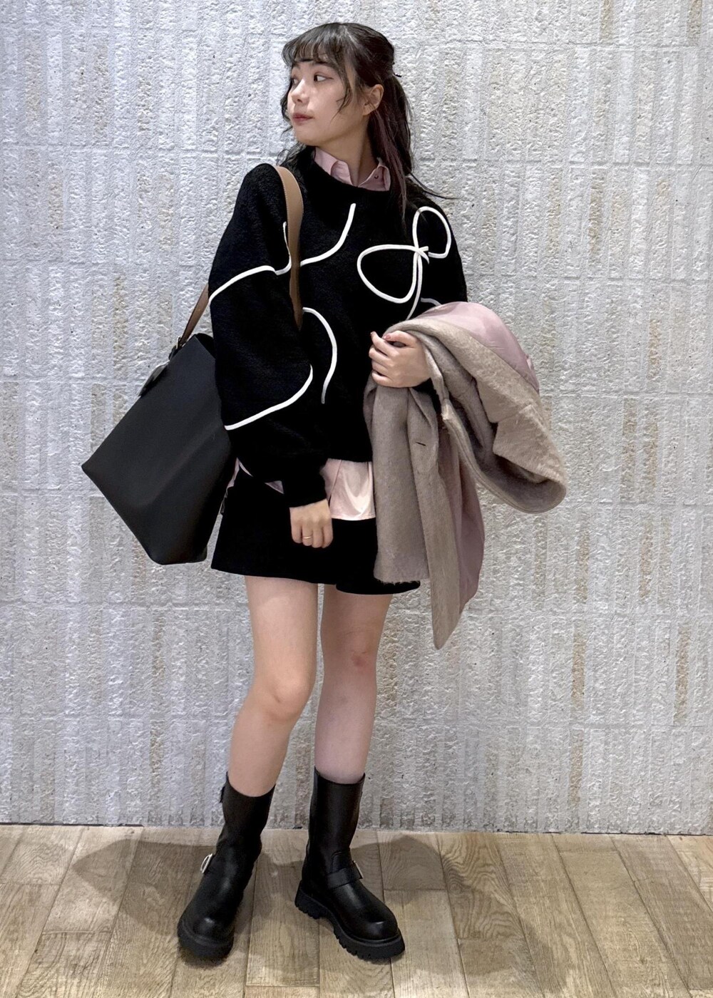 「ベージュ系、コード刺繍、ブラック、リボン、プリーツ、シャツ、ピンク、ショートパンツ、ショートブーツ、A4サイズ対応、秋コーデ、初冬コーデ、お出かけコーデ、旅行コーデ、推し活コーデ」｜「VISの【新色追加/追加生産】リバーシブルハンドルワンショルダーバッグ【A4対応】（ショルダーバッグ、ブラック系）」を使った、あおいさん（レディース・158cm）の冬コーディネートの8枚目の写真