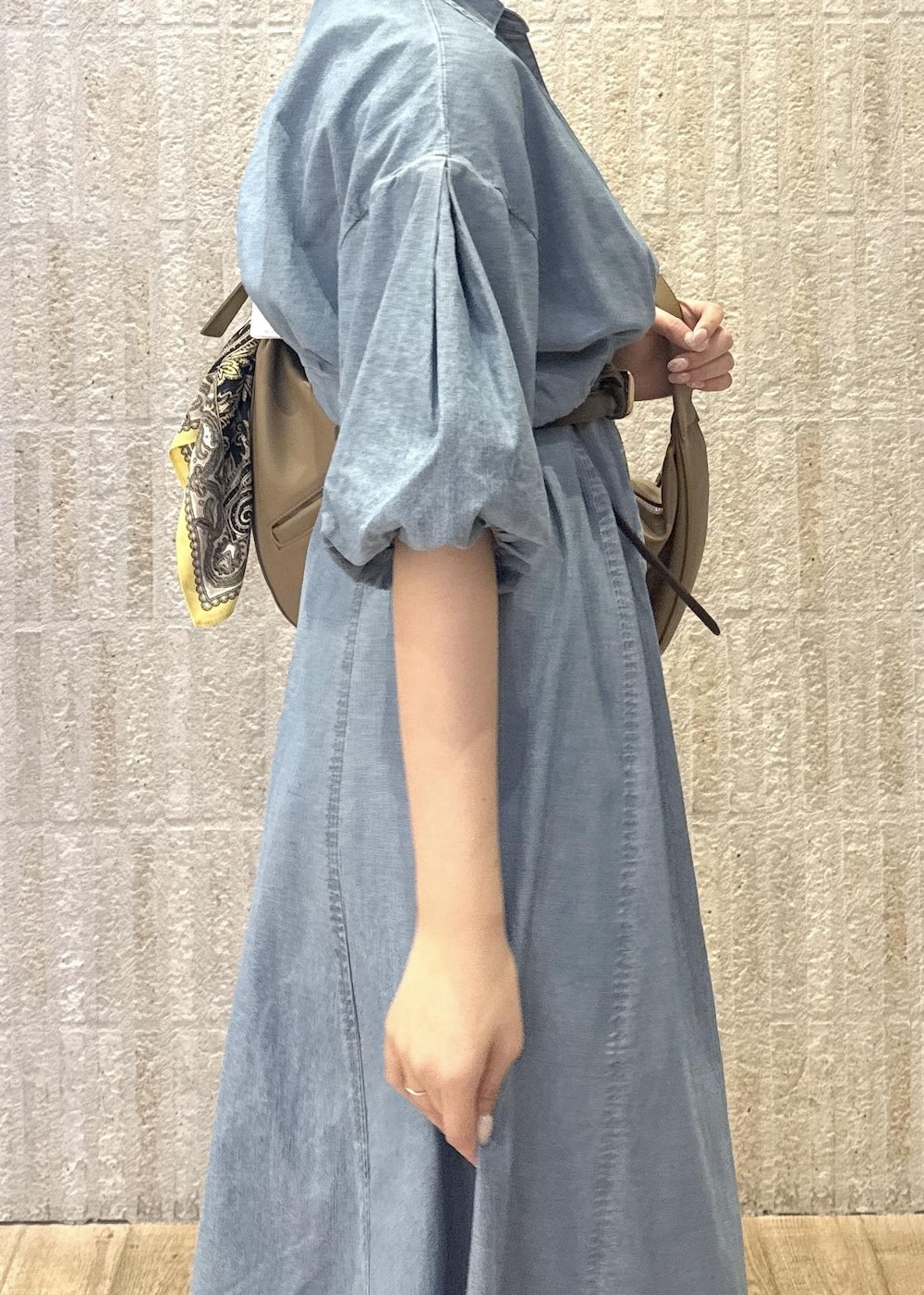 「シャーリング、キャミワンピース、デニム、パフスリーブ、ロング、シワ防止、バックリボン、ウエストマーク、ローファー、ヒール、ショルダー、初春コーデ、春コーデ、初夏コーデ、夏コーデ」｜「VISの18mm幅ニュアンス変形ベルト（ベルト、ブラウン系）」を使った、あおいさん（レディース・158cm）の春コーディネートの8枚目の写真
