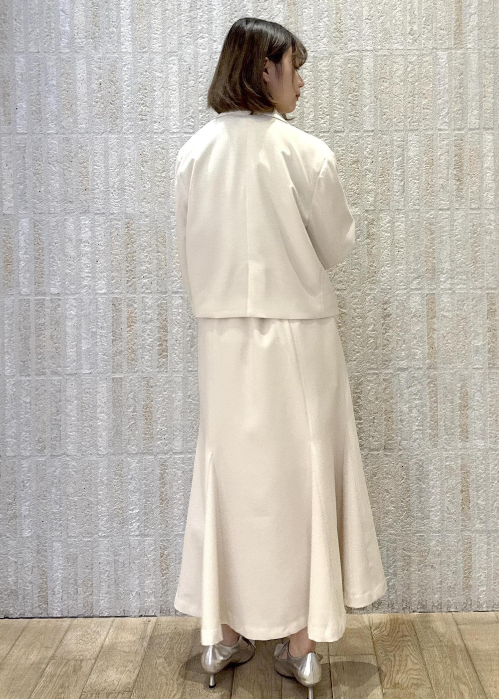 「短丈、リボン、花柄、ボウタイブラウス、ブルー、フレアスカート、洗える、リボンパンプス、リシルバー、ヒール、ロゴ、ゴールド、初春コーデ、春コーデ、お仕事コーデ」｜「VISの【新色追加】【美easy】ウーリッシュバックレースアップマーメイドスカート【洗える】（スカート、ホワイト系）」を使った、あおいさん（レディース・158cm）の冬コーディネートの3枚目の写真