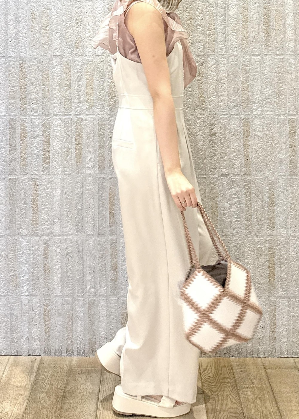 「リボン、2way、カップ付きインナー、ロゴ、厚底、初春コーデ、春コーデ、初夏コーデ、夏コーデ、デートコーデ、お出かけコーデ、推し活コーデ、女子会コーデ、パンツスタイル、カジュアルコーデ」｜「VISの【選べる着丈】カップ付きロゴ刺繍Wストラップキャミソール【洗える】（キャミソール、ホワイト系）」を使った、あおいさん（レディース・158cm）の春コーディネートの4枚目の写真