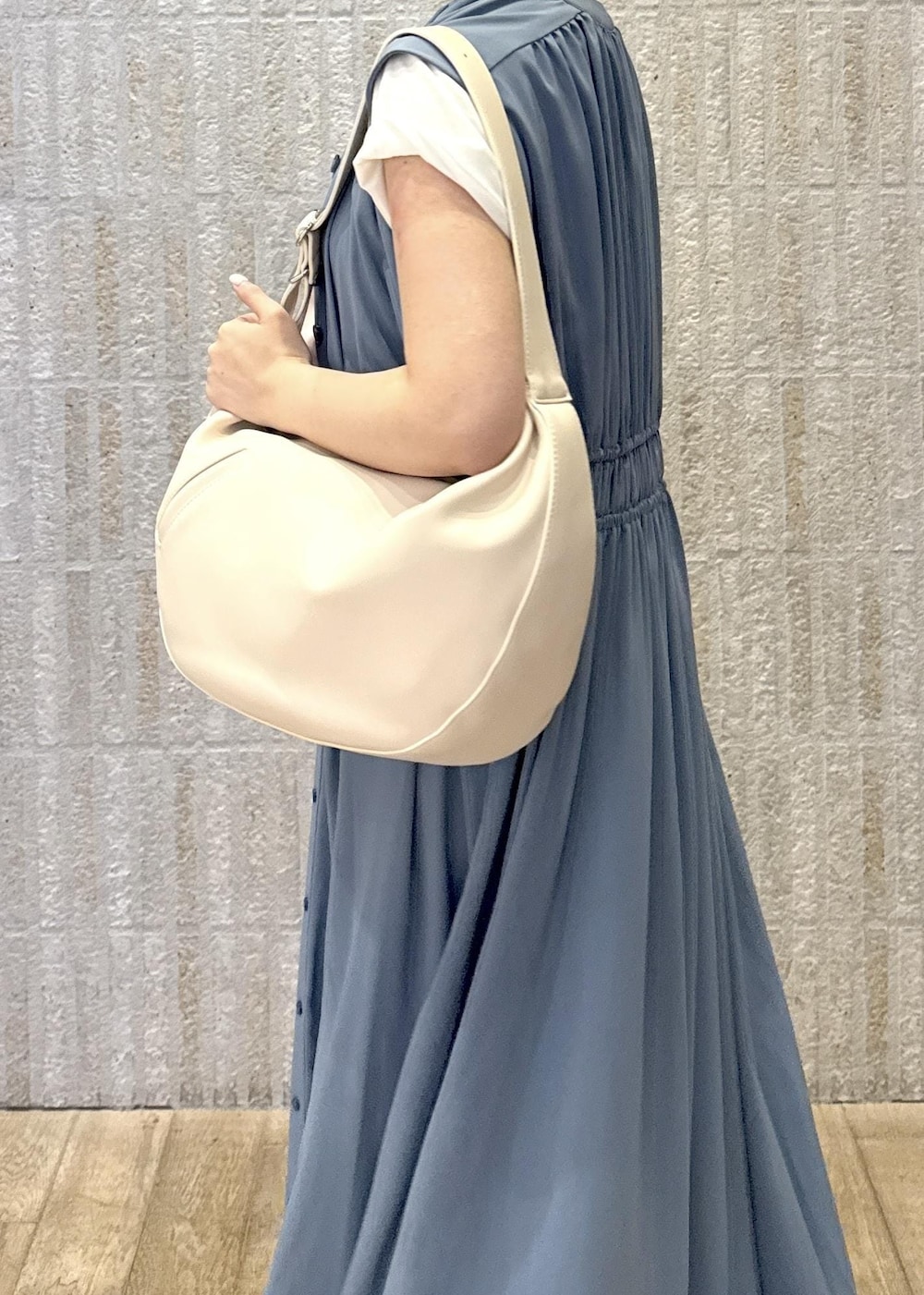 「ロゴ、ジレ、ロング、フラワー、洗える、シワ防止、初春コーデ、春コーデ、初夏コーデ、夏コーデ、デートコーデ、お出かけコーデ、旅行コーデ、女子会コーデ、レイヤード」｜「VISのフロント斜めポケットショルダー（ショルダーバッグ、ホワイト系）」を使った、あおいさん（レディース・158cm）の春コーディネートの6枚目の写真