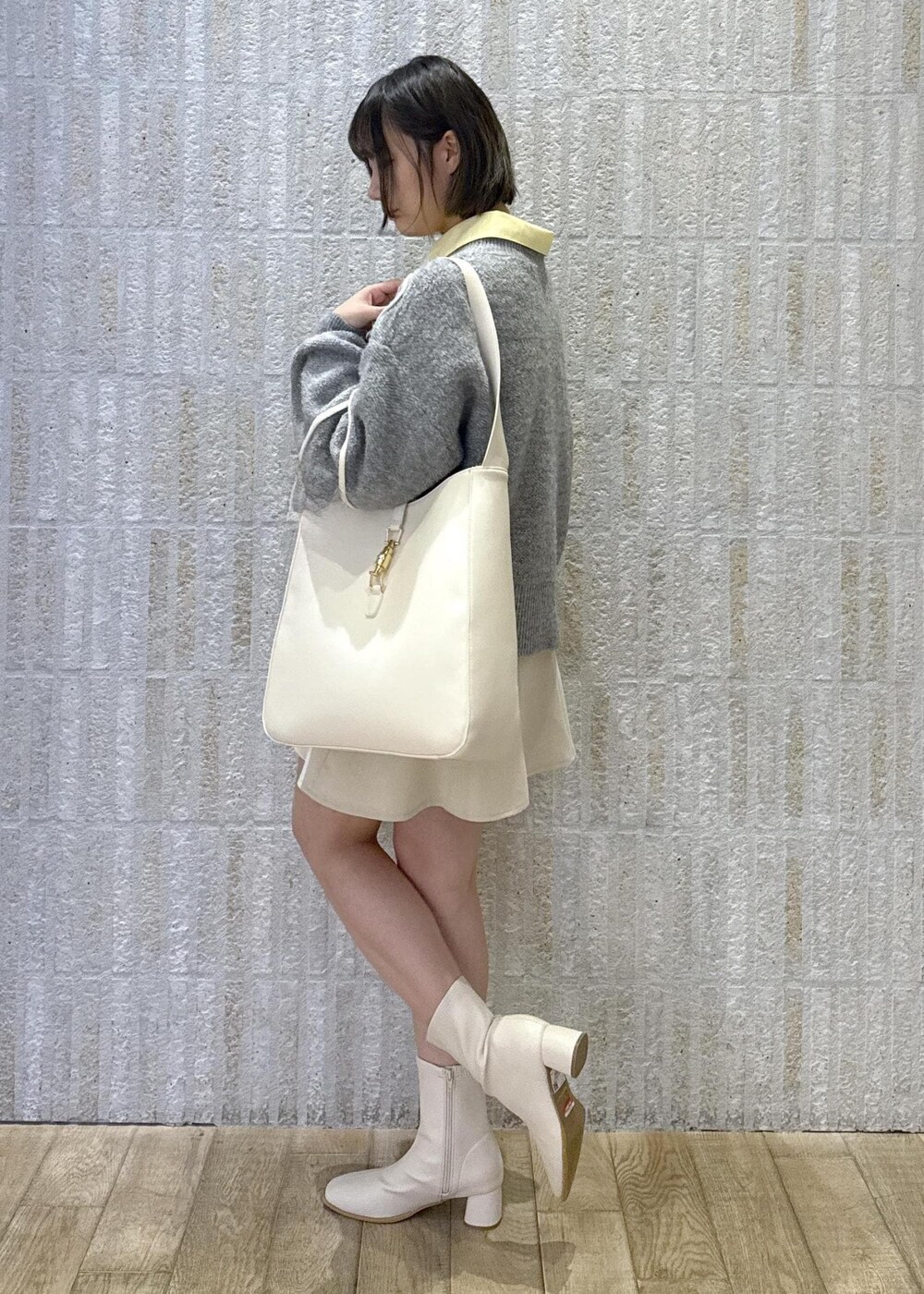 「イエロー、2way、リボン、刺繍、グレー、ニット、A4サイズ対応、キナリ、フレアスカート、ショートブーツ、初春コーデ、春コーデ、デートコーデ、お出かけコーデ、旅行コーデ」｜「VISの【A4収納】ホーボーバッグ（トートバッグ、ホワイト系）」を使った、あおいさん（レディース・158cm）の冬コーディネートの2枚目の写真
