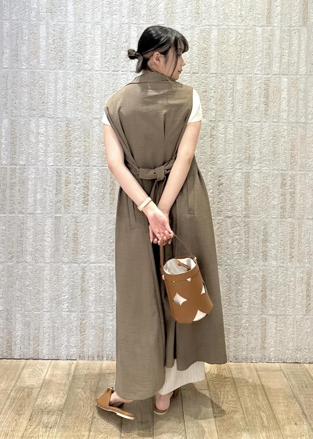 「ロゴ、POLO、美easy、ストライプ、2way、フラット、リボン、初春コーデ、春コーデ、初夏コーデ、夏コーデ、デートコーデ、お出かけコーデ、旅行コーデ、女子会コーデ」｜「VISの【美easy】リネンライクジレワンピース【接触冷感/洗える】（ワンピース、グリーン系）」を使った、あおいさん（レディース・158cm）の夏コーディネートの3枚目の写真