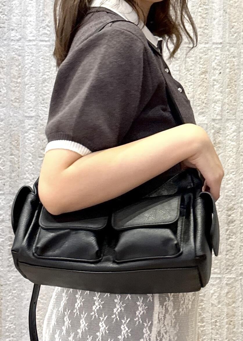 ホワイト系のキャミソール、ブラック系のショルダーバッグ、ブラック系のパンプスを着用したレディースの秋コーディネートの8枚目の写真