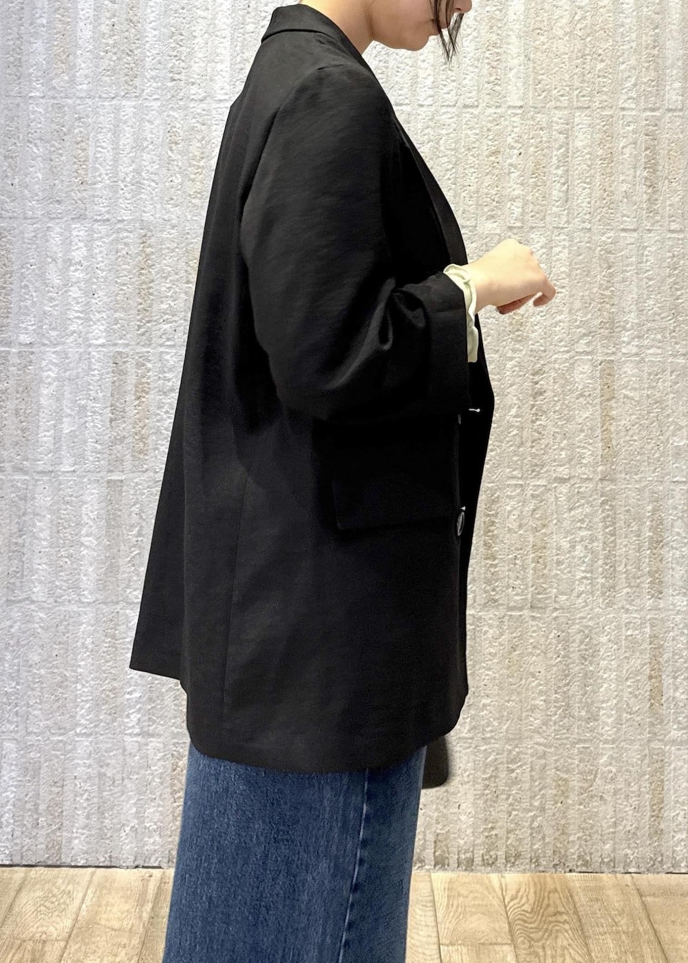 「ジャケット、接触冷感、洗える、ラメ、シアー、インナー、グリーン、花柄、スカーフ、デニム、Ｉライン、ヒール、ワンハンドル、2way、初春コーデ」｜「VISの【2WAY】ひねり金具ワンハンドルミニショルダーバッグ（ショルダーバッグ、ブラック系）」を使った、あおいさん（レディース・158cm）の春コーディネートの8枚目の写真