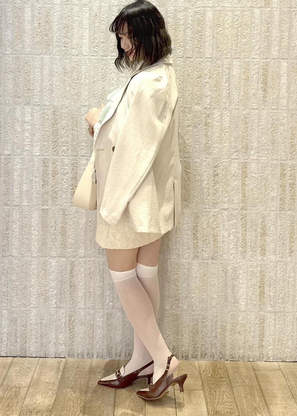 「フリル、ラッフル、リネンライク、洗える、フラワー、ミニ丈、インナーパンツ付き、リボン、ワンハンドル、ローファー、ヒール、キャメル、ゴールド、ロゴ、お花見」｜「VISの【新色追加】ハンドルリボンワンショルダーバッグ（ハンドバッグ、ホワイト系）」を使った、あおいさん（レディース・158cm）の春コーディネートの2枚目の写真