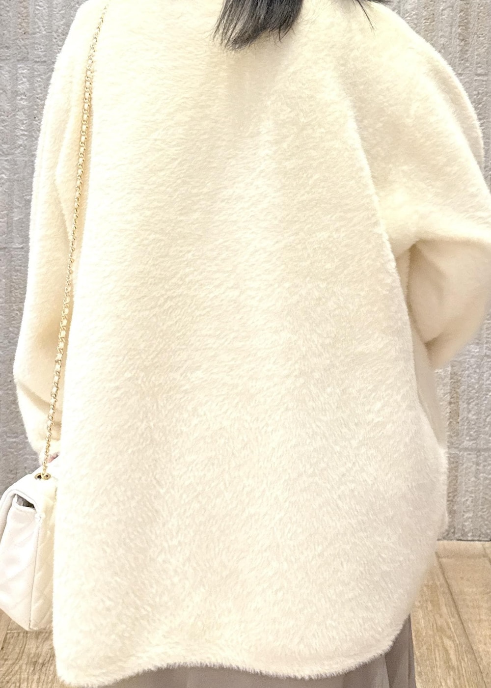 「フレアスリーブ、キナリ、レース、ビスチェ、ブラウン、ベージュ、マーメイド、ウーリッシュ、ファー、メタル、キルティング、ホワイト、ゴールドチェーン、レッド、ヒール」｜「VISのレースフレアースリーブトップス（Tシャツ/カットソー、ホワイト系）」を使った、あおいさん（レディース・158cm）の秋コーディネートの4枚目の写真