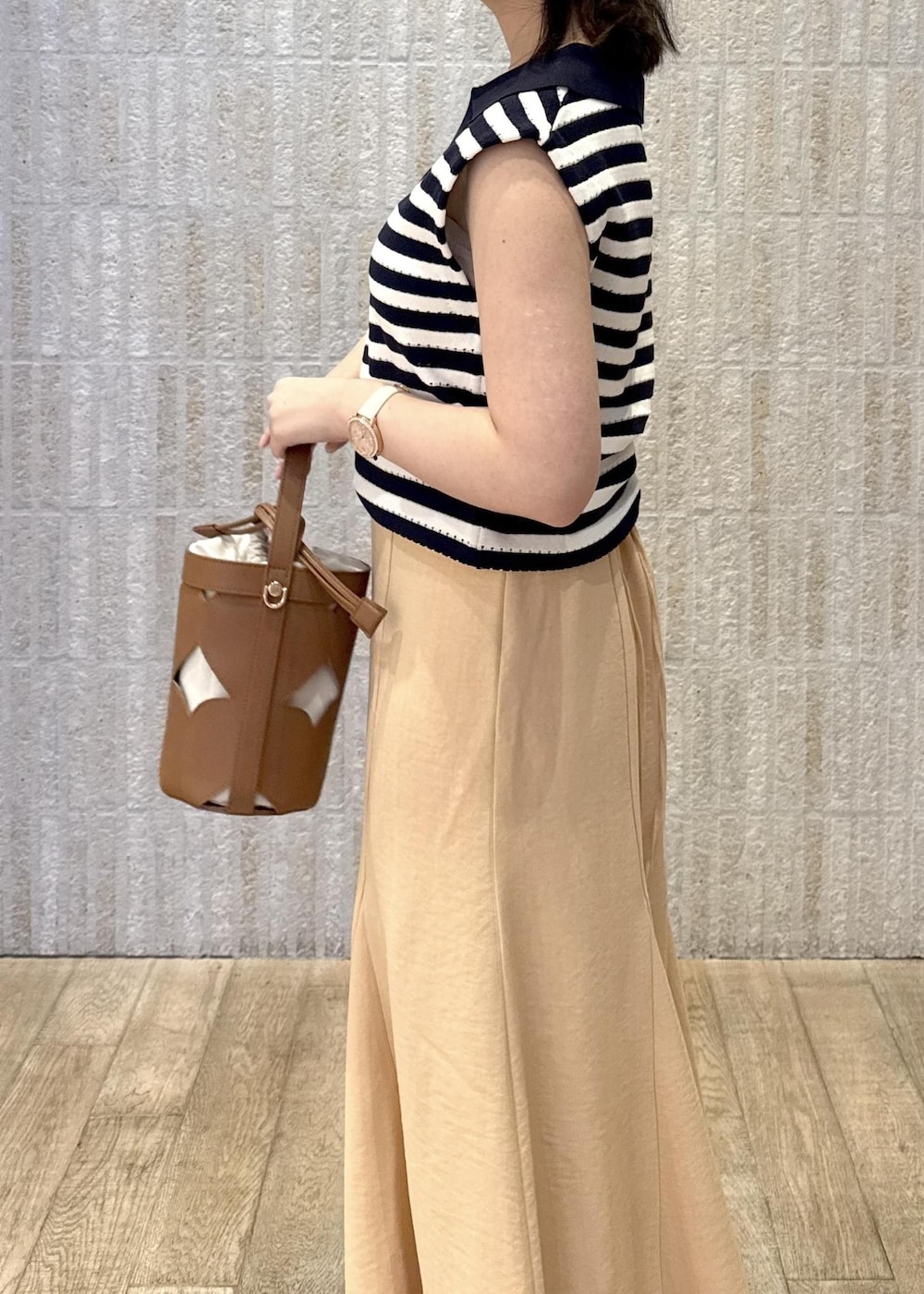 「カップ付きインナー、スキッパー開き、フレア、マーメイド、ショルダー、ワンハンドル、2way、ゴールド、フラット、初春コーデ、春コーデ、初夏コーデ、夏コーデ、デートコーデ、お出かけコーデ」｜「VISの【選べる着丈】カップ付きロゴ刺繍Wストラップキャミソール【洗える】（キャミソール、ホワイト系）」を使った、あおいさん（レディース・158cm）の夏コーディネートの6枚目の写真