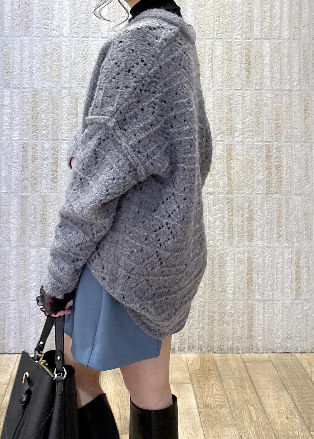 「インナー、タートルネック、ブラック、グレー、ニット、Vネック、ミックスカラー、ラメ、フレア、ミニスカート、ブルー、ハートバック、厚底ブーツ、ロング、秋コーデ」｜「Juzeのサイドバックルタンクソールロングブーツ（ブーツ、ブラック系）」を使った、あおいさん（レディース・158cm）の冬コーディネートの7枚目の写真