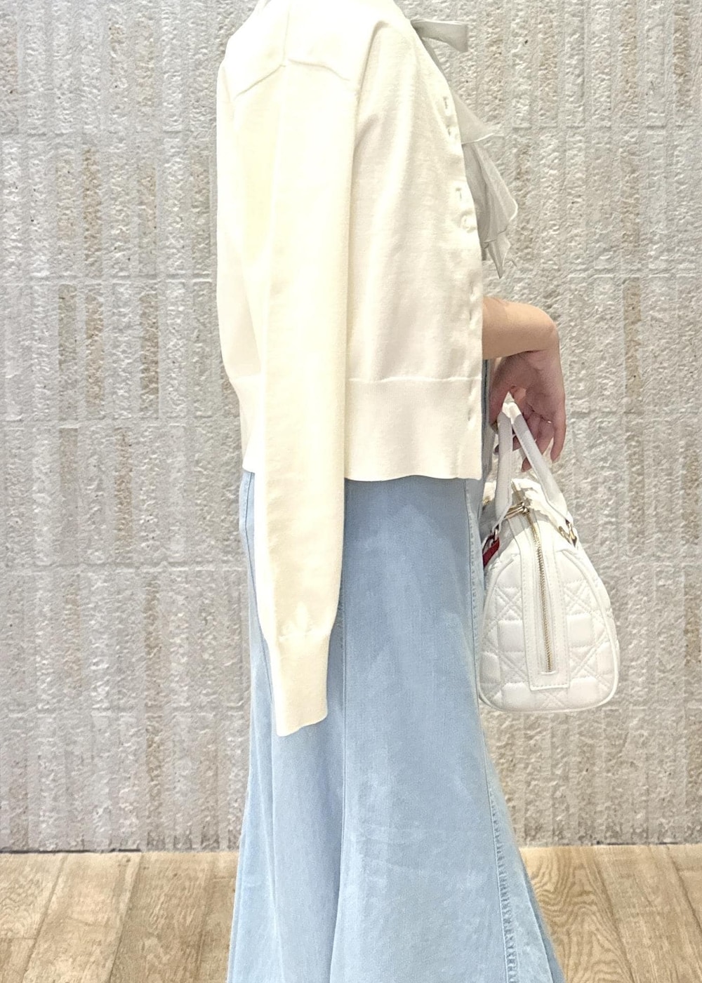 「リボン、サックス、でにむ、デニム、ハート、2way、ショルダー、厚底、初春コーデ、春コーデ、初夏コーデ、夏コーデ、デートコーデ、お出かけコーデ、旅行コーデ」｜「VISの【洗える】ダブルハートボタンカーディガン（カーディガン/ボレロ、ホワイト系）」を使った、あおいさん（レディース・158cm）の春コーディネートの8枚目の写真