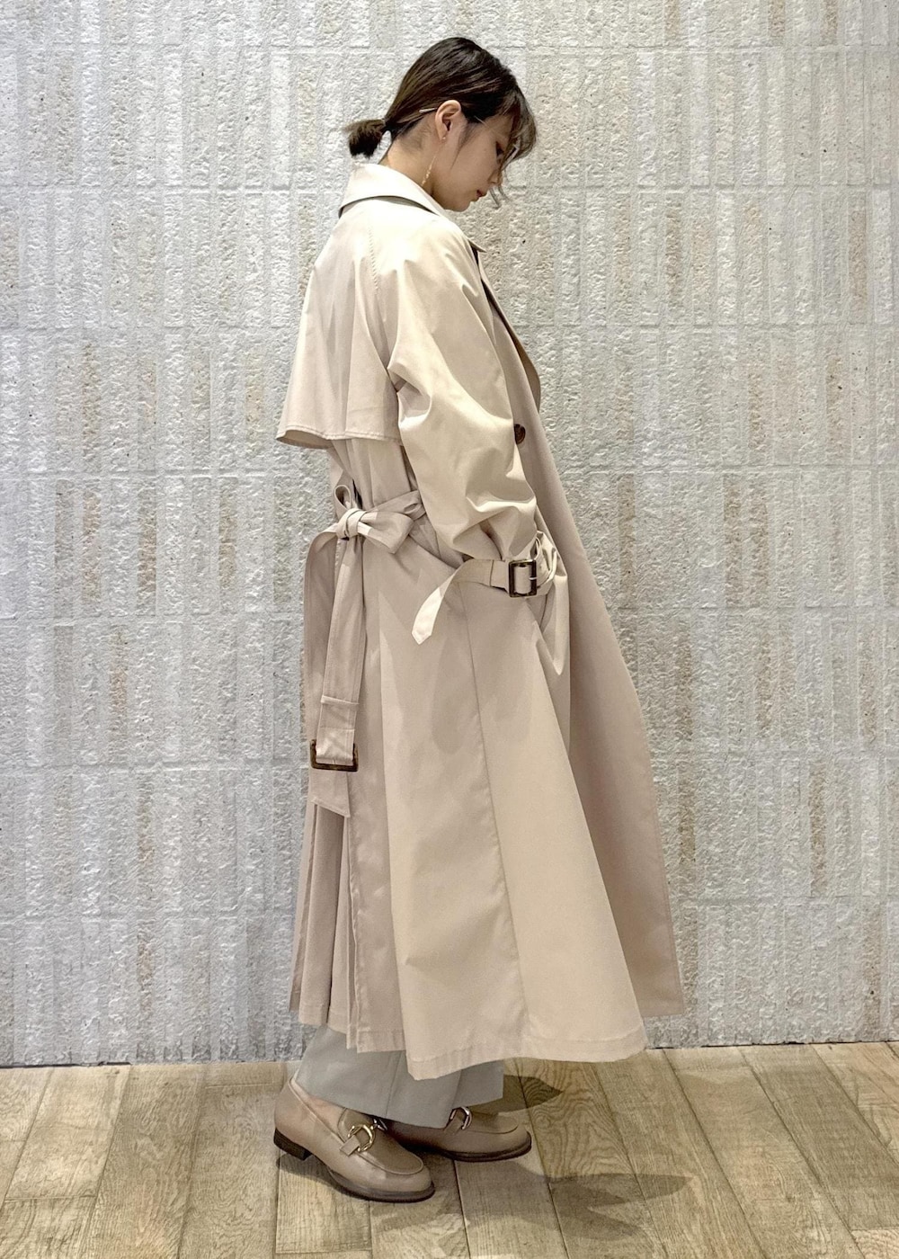 「ロゴ、バレー、バックプリーツ、撥水加工、ミントグリーン、洗える、ワンハンドル、ゴールド、2way、初春コーデ、春コーデ、デートコーデ、お出かけコーデ、旅行コーデ、女子会コーデ」｜「VISの【セレモニー/通勤対応】【新色追加】ひねり金具ワンハンドルミニショルダーバッグ（ショルダーバッグ、ベージュ系）」を使った、あおいさん（レディース・158cm）の冬コーディネートの5枚目の写真