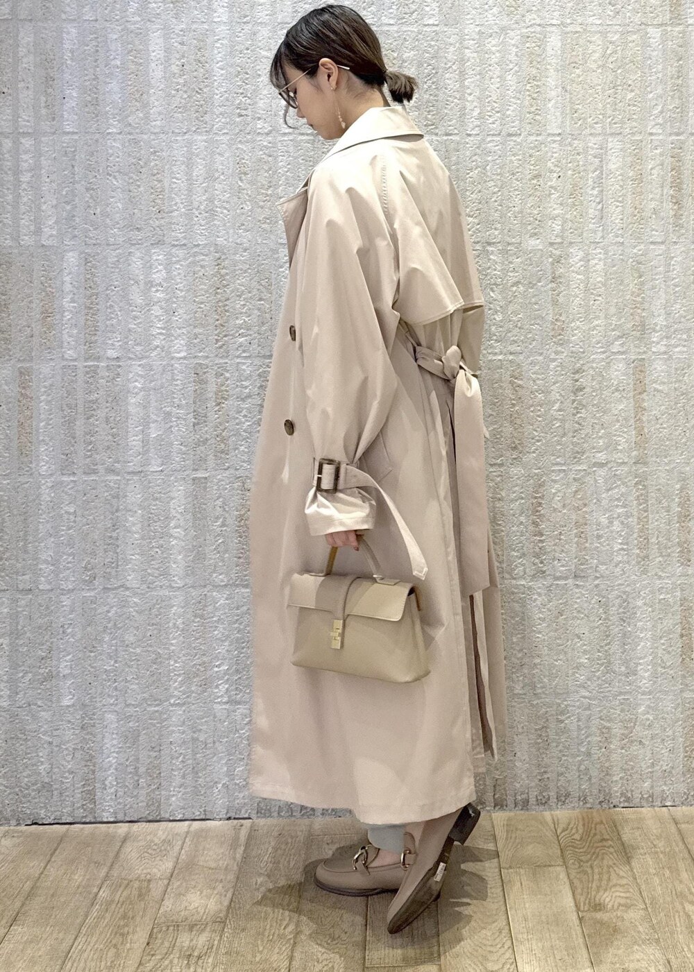 「ロゴ、バレー、バックプリーツ、撥水加工、ミントグリーン、洗える、ワンハンドル、ゴールド、2way、初春コーデ、春コーデ、デートコーデ、お出かけコーデ、旅行コーデ、女子会コーデ」｜「VISの【セレモニー/通勤対応】【新色追加】ひねり金具ワンハンドルミニショルダーバッグ（ショルダーバッグ、ベージュ系）」を使った、あおいさん（レディース・158cm）の冬コーディネートの3枚目の写真