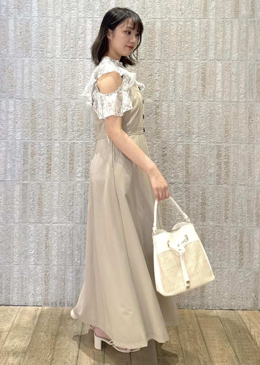 「シアーチェック、ブルー、チェック、ショルダー、2way、POLO、ロゴ、カップ付きインナー、ハートバック、カゴバック、肩紐調整、初春コーデ、春コーデ、初夏コーデ、夏コーデ」｜「VISの【選べる着丈】カップ付きロゴ刺繍Wストラップキャミソール【洗える】（キャミソール、ホワイト系）」を使った、あおいさん（レディース・158cm）の夏コーディネートの4枚目の写真