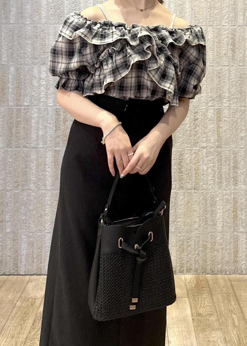 「オフショル、2way、チェック、カップ付きインナー、麻、タイトスカート、スリット、Iライン、カゴバック、ショルダー、ハートバック、厚底、初春コーデ、春コーデ、初夏コーデ」｜「VISの【選べる着丈】カップ付きロゴ刺繍Wストラップキャミソール【洗える】（キャミソール、ホワイト系）」を使った、あおいさん（レディース・158cm）の夏コーディネートの6枚目の写真