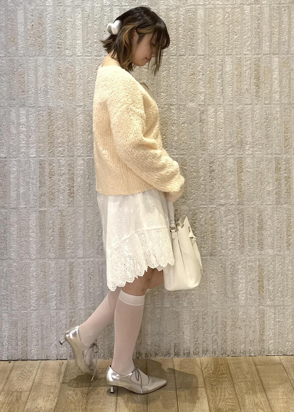 「キャミワンピース、レース、フレア、カップ付きインナー、リボンヤーン、ダブルジップ、ハートバック、ショルダー、リボン、ヒール、2way、ロゴ、初春コーデ、春コーデ、デートコーデ」｜「VISの【累計10,000点突破】【2WAY】ハートカットバッグ（ショルダーバッグ、ホワイト系）」を使った、あおいさん（レディース・158cm）の春コーディネートの4枚目の写真