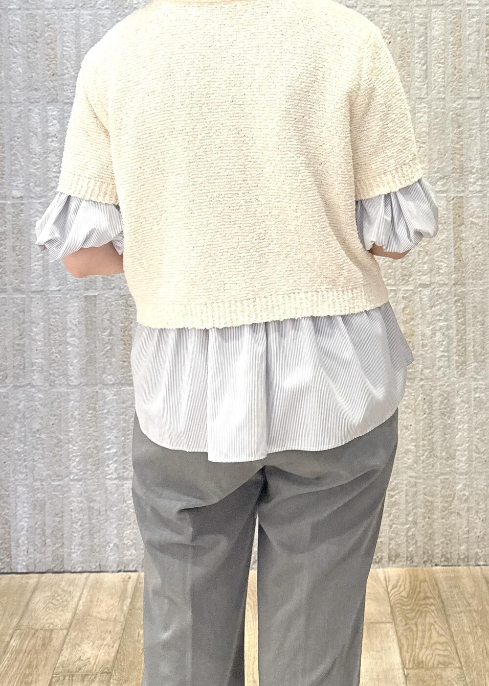 「ストライプ、ベージュ、オレンジ、ブークレ、フレアパンツ、ストレート、リボン、ワンハンドル、ロゴ、初春コーデ、春コーデ、初夏コーデ、夏コーデ、デートコーデ、お出かけコーデ」｜「VISの【新色追加】ハンドルリボンワンショルダーバッグ（ハンドバッグ、ホワイト系）」を使った、あおいさん（レディース・158cm）の春コーディネートの7枚目の写真