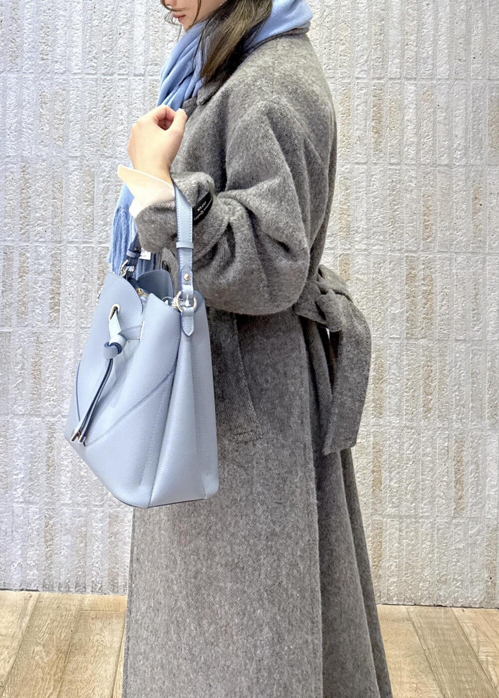 「尾州、コート、グレー、マフラー、カシミヤタッチ、ハートバック、ブルー、光沢、ウエストマーク、ショートブーツ、ホワイト、静電気防止、初冬コーデ、冬コーデ、デートコーデ」｜「VISの10mm巾変形メタルバックルピンレスベルト（ベルト、ブラック系）」を使った、あおいさん（レディース・158cm）の冬コーディネートの5枚目の写真