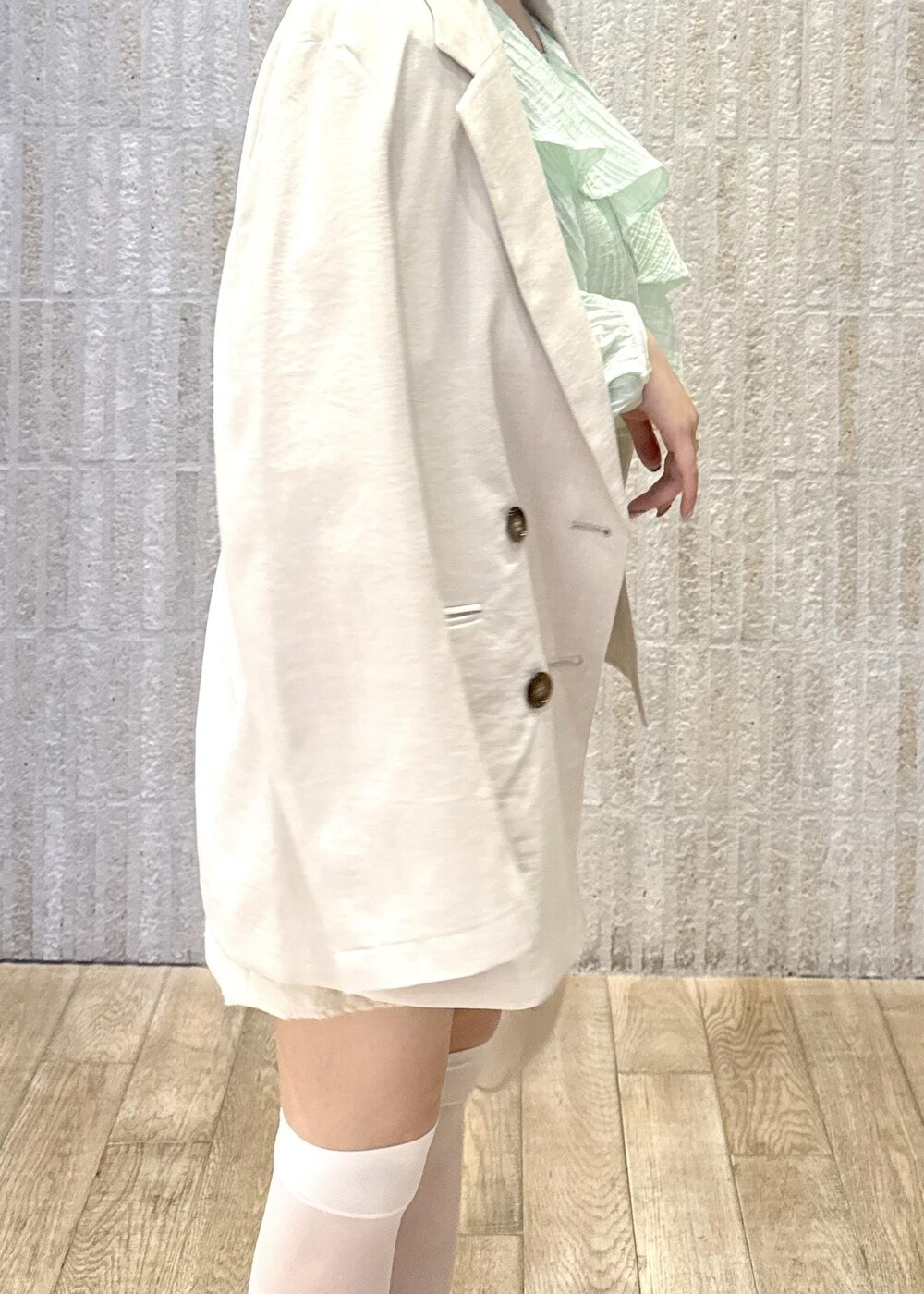 「フリル、ラッフル、リネンライク、洗える、フラワー、ミニ丈、インナーパンツ付き、リボン、ワンハンドル、ローファー、ヒール、キャメル、ゴールド、ロゴ、お花見」｜「VISの【新色追加】ハンドルリボンワンショルダーバッグ（ハンドバッグ、ホワイト系）」を使った、あおいさん（レディース・158cm）の春コーディネートの8枚目の写真