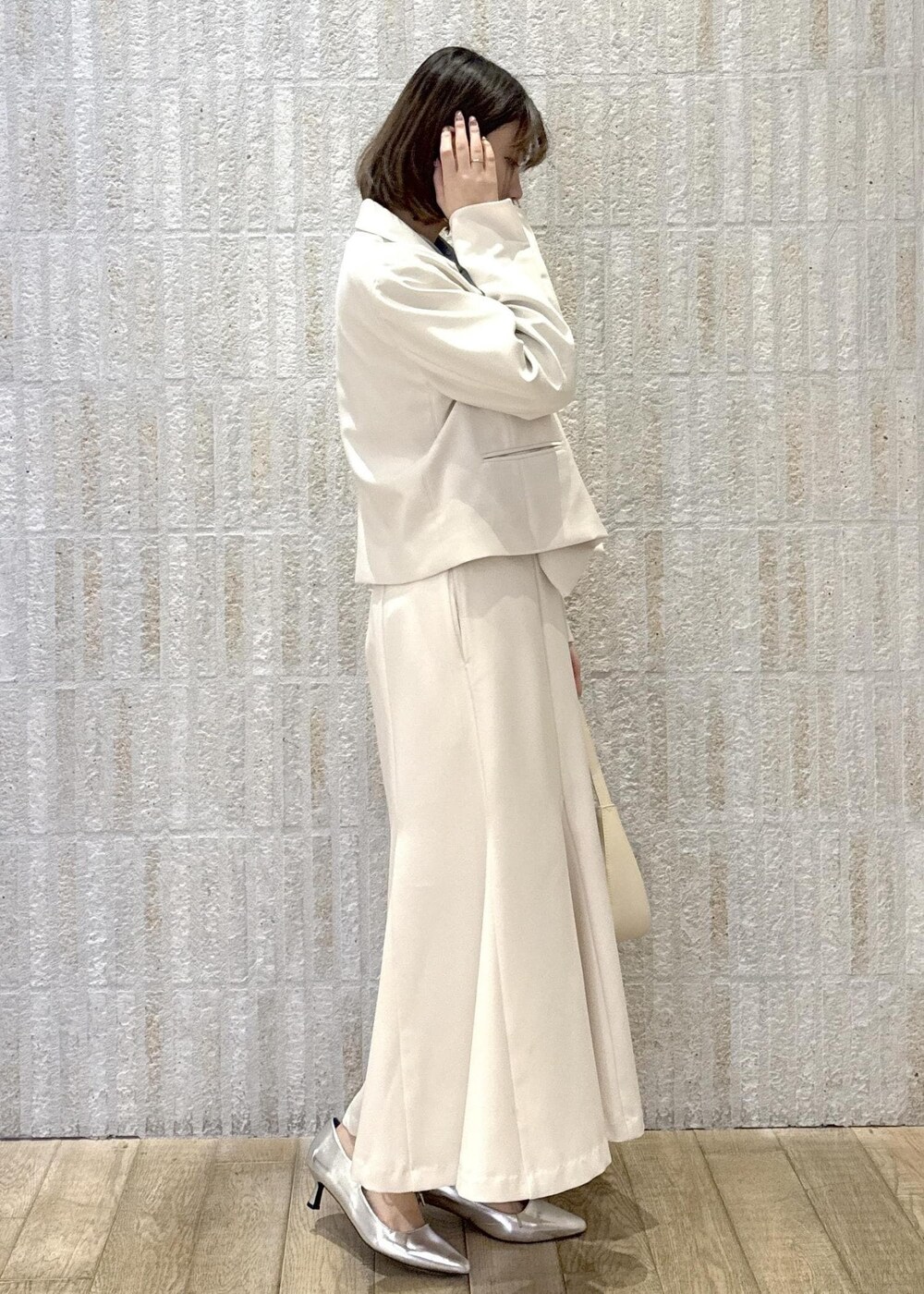 「短丈、リボン、花柄、ボウタイブラウス、ブルー、フレアスカート、洗える、リボンパンプス、リシルバー、ヒール、ロゴ、ゴールド、初春コーデ、春コーデ、お仕事コーデ」｜「VISの【新色追加】【美easy】ウーリッシュバックレースアップマーメイドスカート【洗える】（スカート、ホワイト系）」を使った、あおいさん（レディース・158cm）の冬コーディネートの4枚目の写真