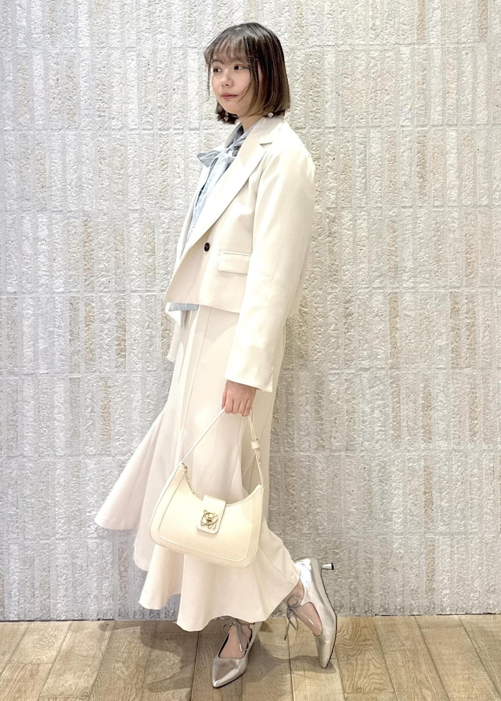 「短丈、リボン、花柄、ボウタイブラウス、ブルー、フレアスカート、洗える、リボンパンプス、リシルバー、ヒール、ロゴ、ゴールド、初春コーデ、春コーデ、お仕事コーデ」｜「VISの【新色追加】【美easy】ウーリッシュバックレースアップマーメイドスカート【洗える】（スカート、ホワイト系）」を使った、あおいさん（レディース・158cm）の冬コーディネートの2枚目の写真