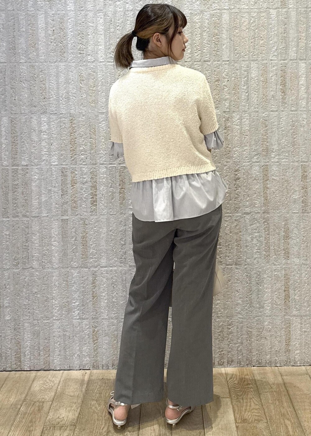 「ストライプ、ベージュ、オレンジ、ブークレ、フレアパンツ、ストレート、リボン、ワンハンドル、ロゴ、初春コーデ、春コーデ、初夏コーデ、夏コーデ、デートコーデ、お出かけコーデ」｜「VISの【新色追加】ハンドルリボンワンショルダーバッグ（ハンドバッグ、ホワイト系）」を使った、あおいさん（レディース・158cm）の春コーディネートの3枚目の写真