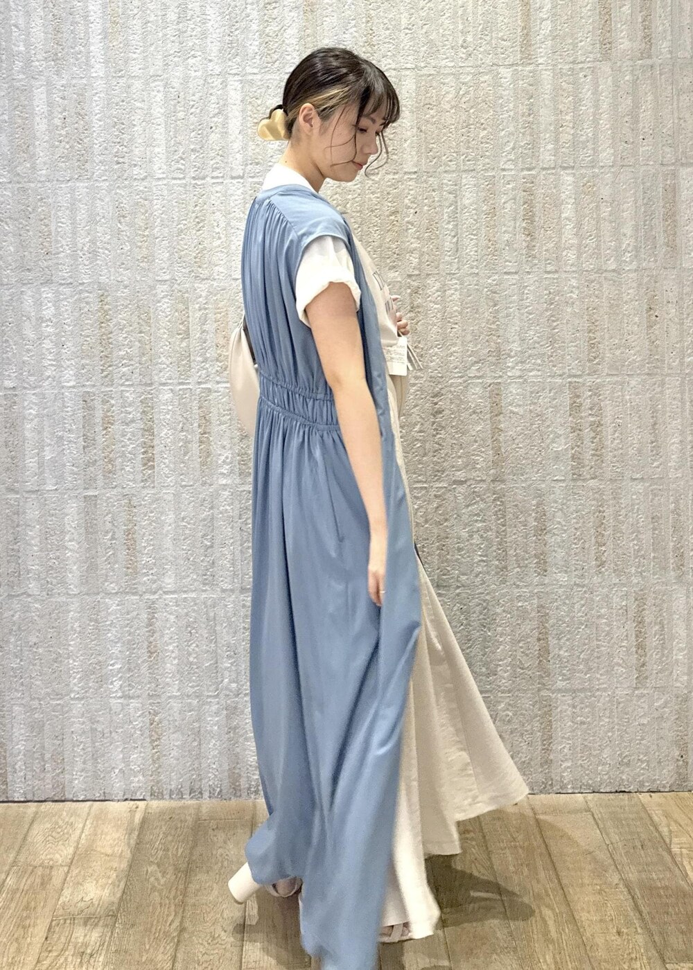 「ロゴ、ジレ、ロング、フラワー、洗える、シワ防止、初春コーデ、春コーデ、初夏コーデ、夏コーデ、デートコーデ、お出かけコーデ、旅行コーデ、女子会コーデ、レイヤード」｜「VISのフロント斜めポケットショルダー（ショルダーバッグ、ホワイト系）」を使った、あおいさん（レディース・158cm）の春コーディネートの4枚目の写真