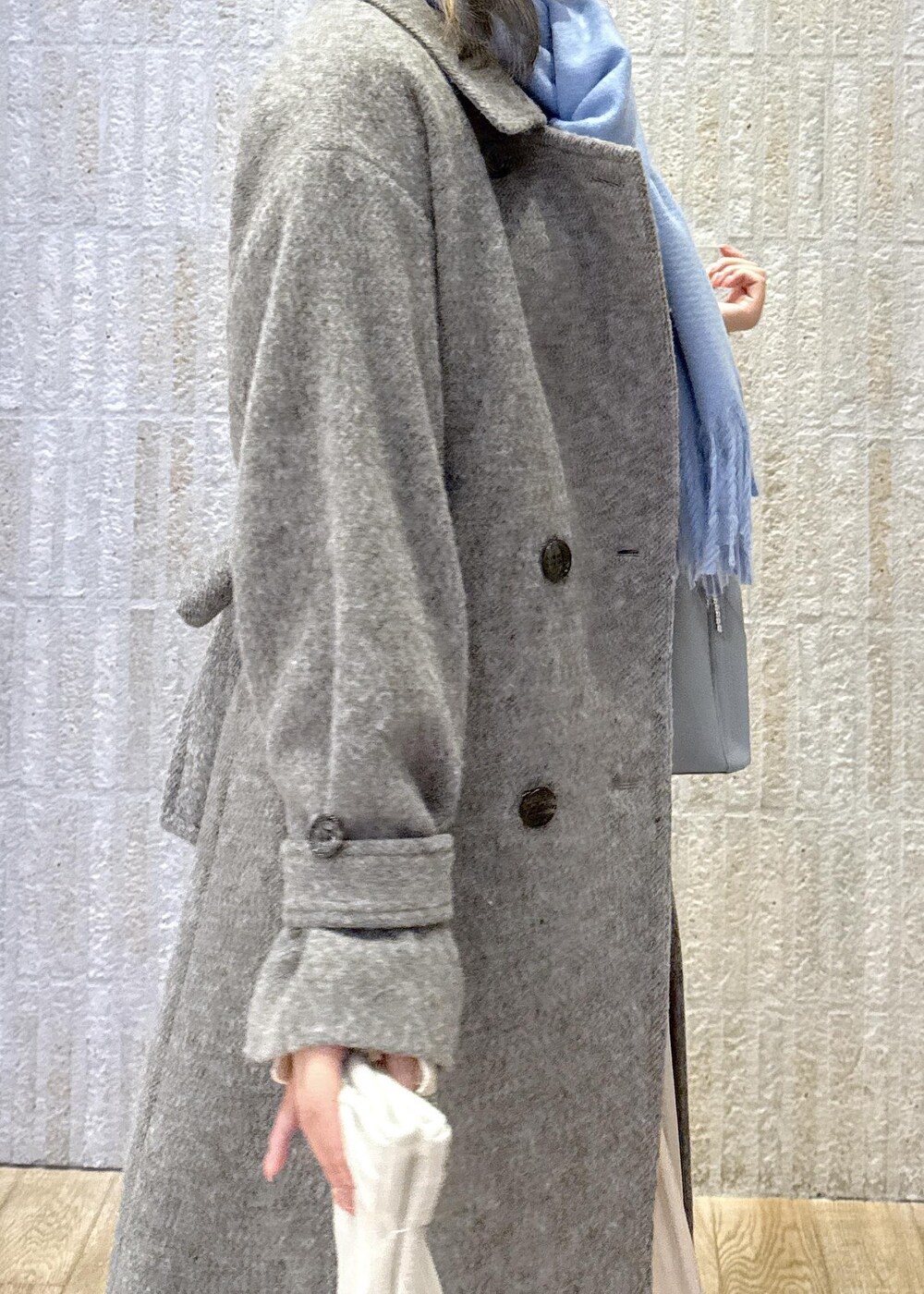 「尾州、コート、グレー、マフラー、カシミヤタッチ、ハートバック、ブルー、光沢、ウエストマーク、ショートブーツ、ホワイト、静電気防止、初冬コーデ、冬コーデ、デートコーデ」｜「VISの10mm巾変形メタルバックルピンレスベルト（ベルト、ブラック系）」を使った、あおいさん（レディース・158cm）の冬コーディネートの7枚目の写真