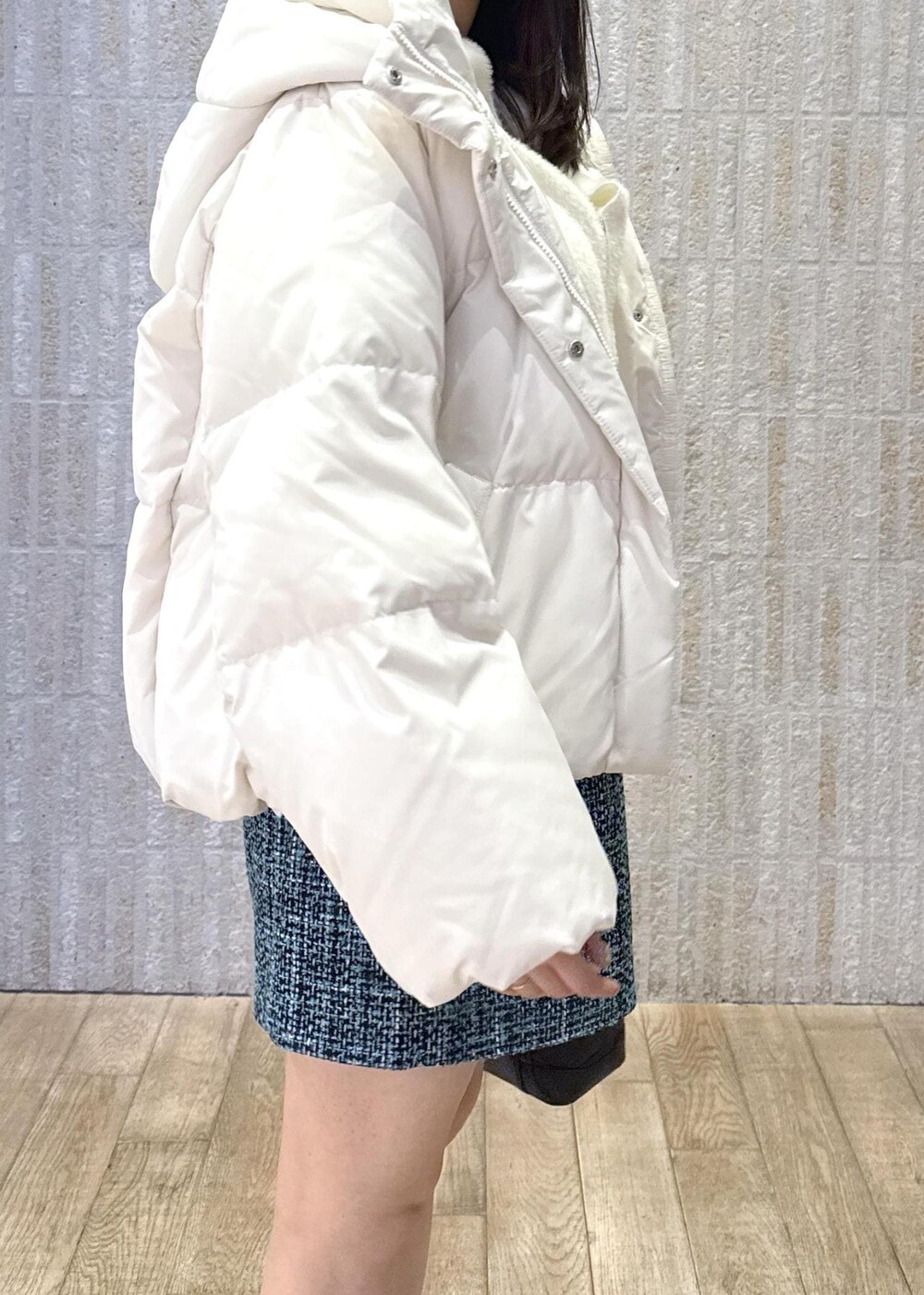 「ダウン、ホワイト、セットアイテム、カーディガン、ビスチェ付き、ミニ丈、バニティ、ターコイズ、ゴールド、キルティング、ショートブーツ、初冬コーデ、冬コーデ、デートコーデ、お出かけコーデ」｜「Juzeのストレッチヒールショートブーツ（ブーツ、ブラック系）」を使った、あおいさん（レディース・158cm）の冬コーディネートの7枚目の写真