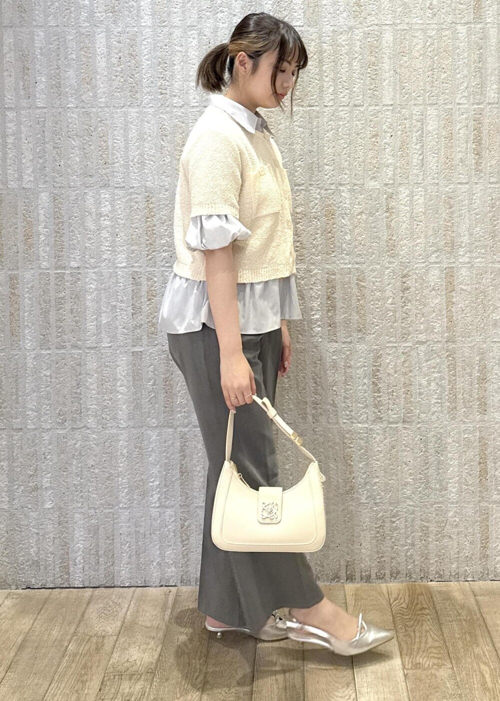「ストライプ、ベージュ、オレンジ、ブークレ、フレアパンツ、ストレート、リボン、ワンハンドル、ロゴ、初春コーデ、春コーデ、初夏コーデ、夏コーデ、デートコーデ、お出かけコーデ」｜「VISの【新色追加】ハンドルリボンワンショルダーバッグ（ハンドバッグ、ホワイト系）」を使った、あおいさん（レディース・158cm）の春コーディネートの4枚目の写真