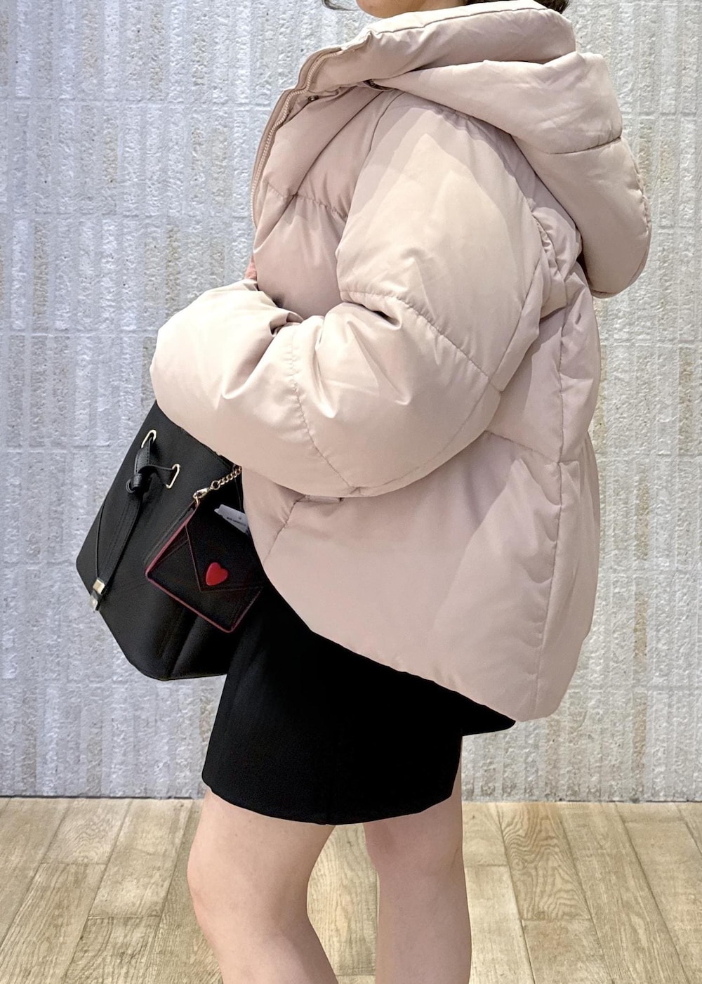 「ダウン、ピンク、グレー、バックリボン、ベロア、ニット、ボンディング加工、ブラック、ミニスカート、ハートバック、ラブレター、ショートブーツ、初冬コーデ、冬コーデ、デートコーデ」｜「Juzeのストレッチヒールショートブーツ（ブーツ、ブラック系）」を使った、あおいさん（レディース・158cm）の冬コーディネートの6枚目の写真