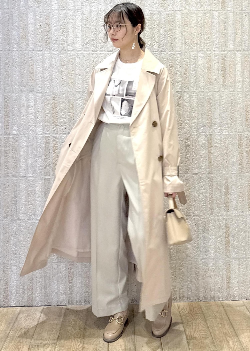 「ロゴ、バレー、バックプリーツ、撥水加工、ミントグリーン、洗える、ワンハンドル、ゴールド、2way、初春コーデ、春コーデ、デートコーデ、お出かけコーデ、旅行コーデ、女子会コーデ」｜「VISの【セレモニー/通勤対応】【新色追加】ひねり金具ワンハンドルミニショルダーバッグ（ショルダーバッグ、ベージュ系）」を使った、あおいさん（レディース・158cm）の冬コーディネートの2枚目の写真