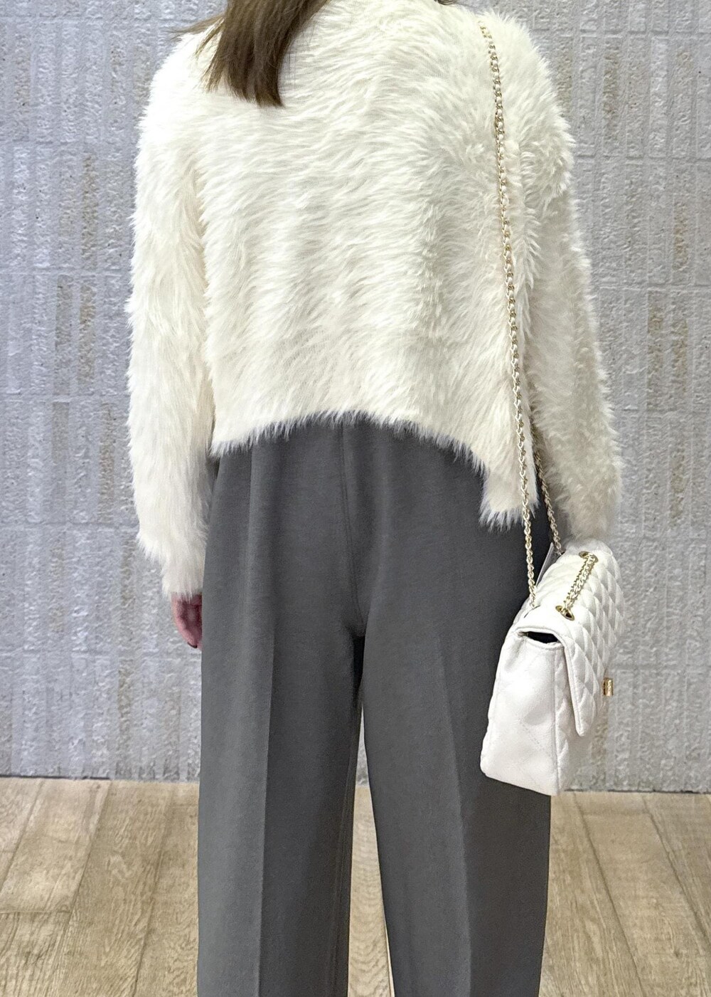 「袖ファー、キナリ、オールインワン、グレー、リボン、ファー、ラビット、ホワイト、キルティングバック、ゴールド、レッド、ヒール、初秋コーデ、秋コーデ、セレモニーコーデ」｜「VISのチェーンショルダーキルティングバッグ（ショルダーバッグ、ホワイト系）」を使った、あおいさん（レディース・158cm）の秋コーディネートの8枚目の写真