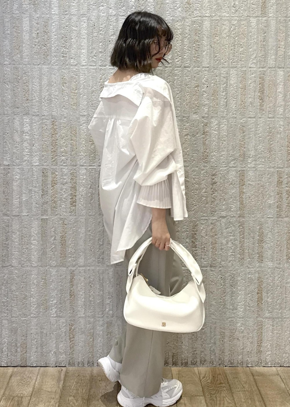 「カップ付きインナー、肌見せ、袖プリーツ、紐付き、コンフォートツイル、りぼん、厚底、ゴールドチェーン、初春コーデ、春コーデ、デートコーデ、お出かけコーデ、フェスコーデ、女子会コーデ、パンツスタイル」｜「VISの【マルチWAY】レイヤードチェーンベルト（ベルト、ゴールド系）」を使った、あおいさん（レディース・158cm）の春コーディネートの4枚目の写真