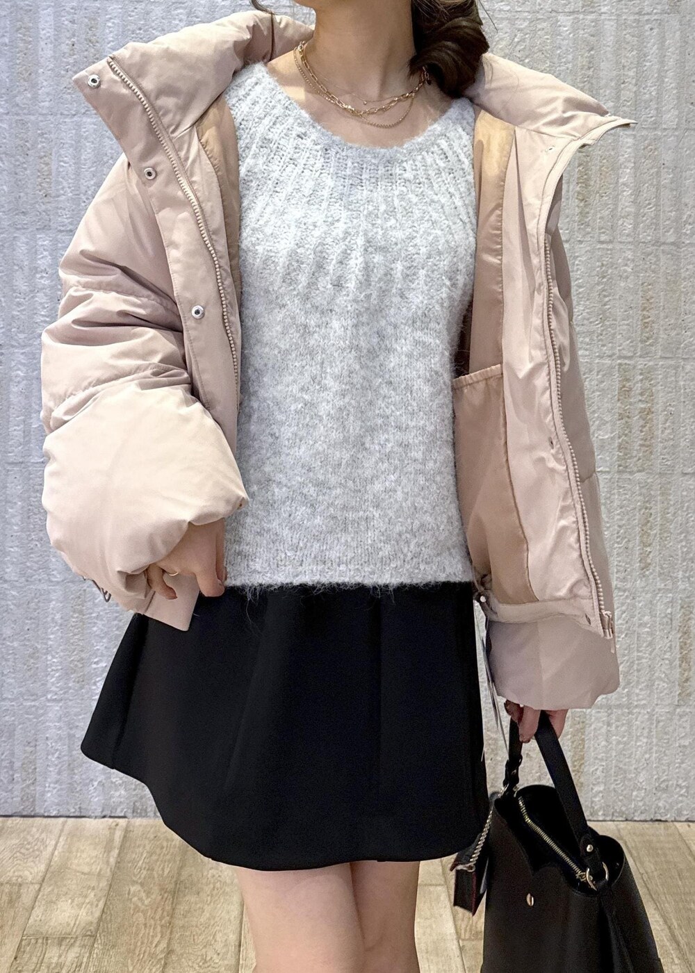 「ダウン、ピンク、グレー、バックリボン、ベロア、ニット、ボンディング加工、ブラック、ミニスカート、ハートバック、ラブレター、ショートブーツ、初冬コーデ、冬コーデ、デートコーデ」｜「Juzeのストレッチヒールショートブーツ（ブーツ、ブラック系）」を使った、あおいさん（レディース・158cm）の冬コーディネートの5枚目の写真
