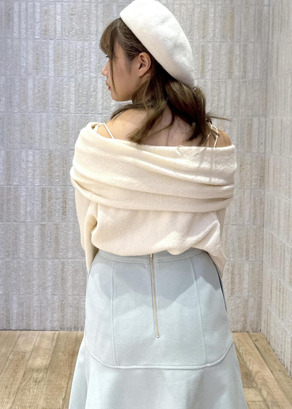 「カップ付きインナー、キナリ、オフホワイト、オフショル、肌見せ、フレア、ミントグリーン、ベレー帽、ファー、ショートブーツ、初秋コーデ、秋コーデ、デートコーデ、お出かけコーデ、推し活コーデ」｜「VISのベーシックウールベレー帽（ハンチング/ベレー帽、ホワイト系）」を使った、あおいさん（レディース・158cm）の秋コーディネートの6枚目の写真