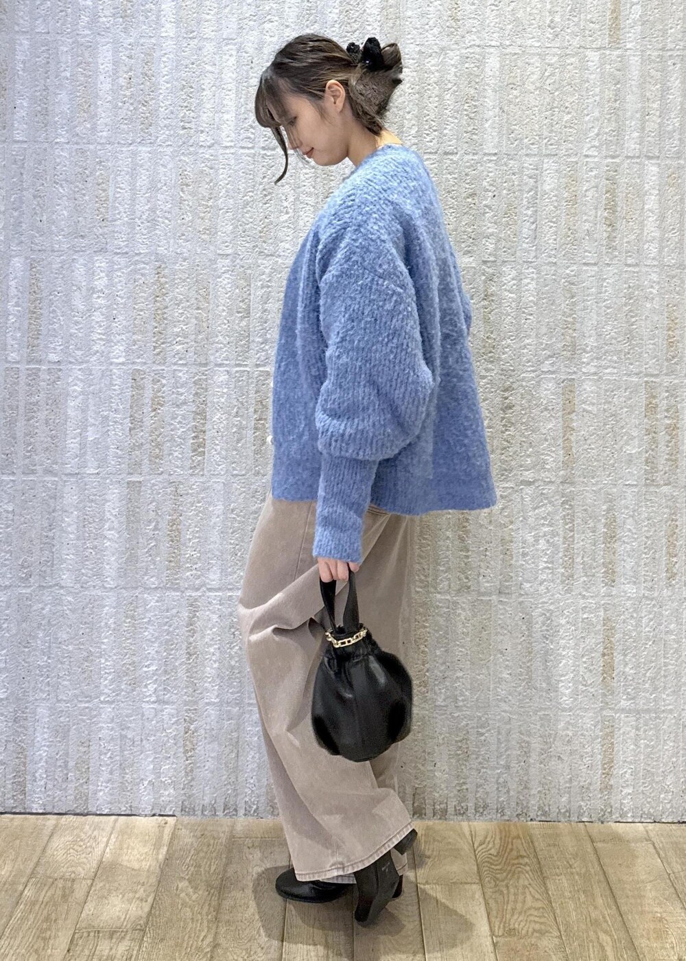 「パール、ブルー、ラメ、ニット、グレー、シルバー、ブラウン、カラーデニム、ワイドパンツ、バック、2way、ショートブーツ、ブラック、秋コーデ、初冬コーデ」｜「VISのチェーン付きワンハンドルバッグ（ハンドバッグ、ブラック系）」を使った、あおいさん（レディース・158cm）の冬コーディネートの2枚目の写真