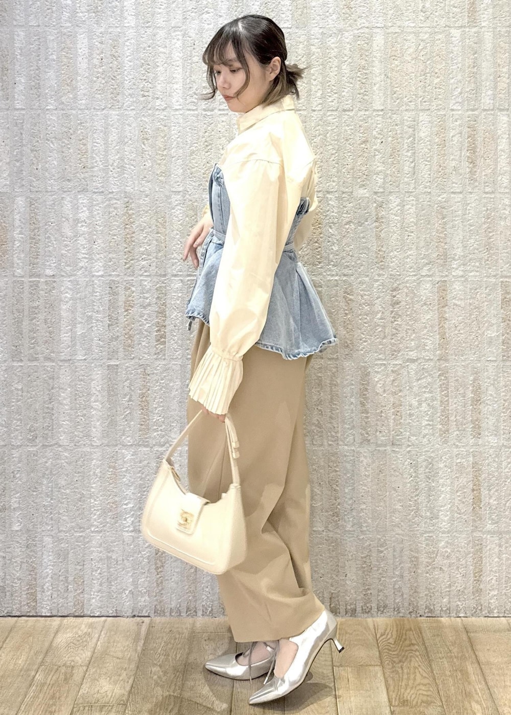 「袖プリーツ、2way、デニム、チノパン、クリーム、サックス、ワンハンドル、リボン、シルバー、ヒール、初春コーデ、春コーデ、デートコーデ、お出かけコーデ、女子会コーデ」｜「VISの【新色追加】ハンドルリボンワンショルダーバッグ（ハンドバッグ、ホワイト系）」を使った、あおいさん（レディース・158cm）の春コーディネートの2枚目の写真