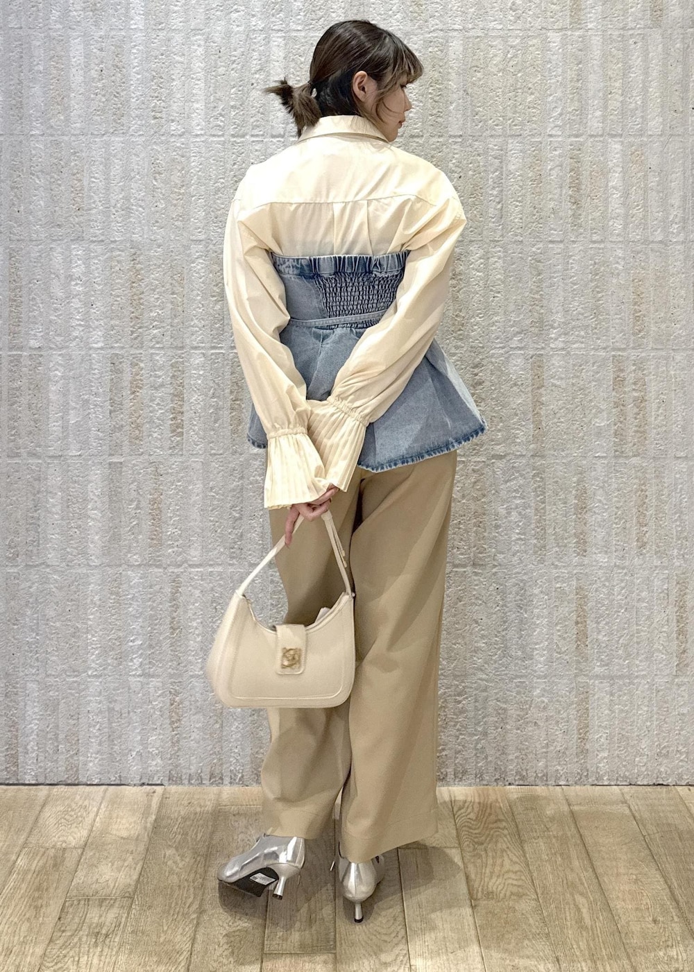 「袖プリーツ、2way、デニム、チノパン、クリーム、サックス、ワンハンドル、リボン、シルバー、ヒール、初春コーデ、春コーデ、デートコーデ、お出かけコーデ、女子会コーデ」｜「VISの【新色追加】ハンドルリボンワンショルダーバッグ（ハンドバッグ、ホワイト系）」を使った、あおいさん（レディース・158cm）の春コーディネートの3枚目の写真