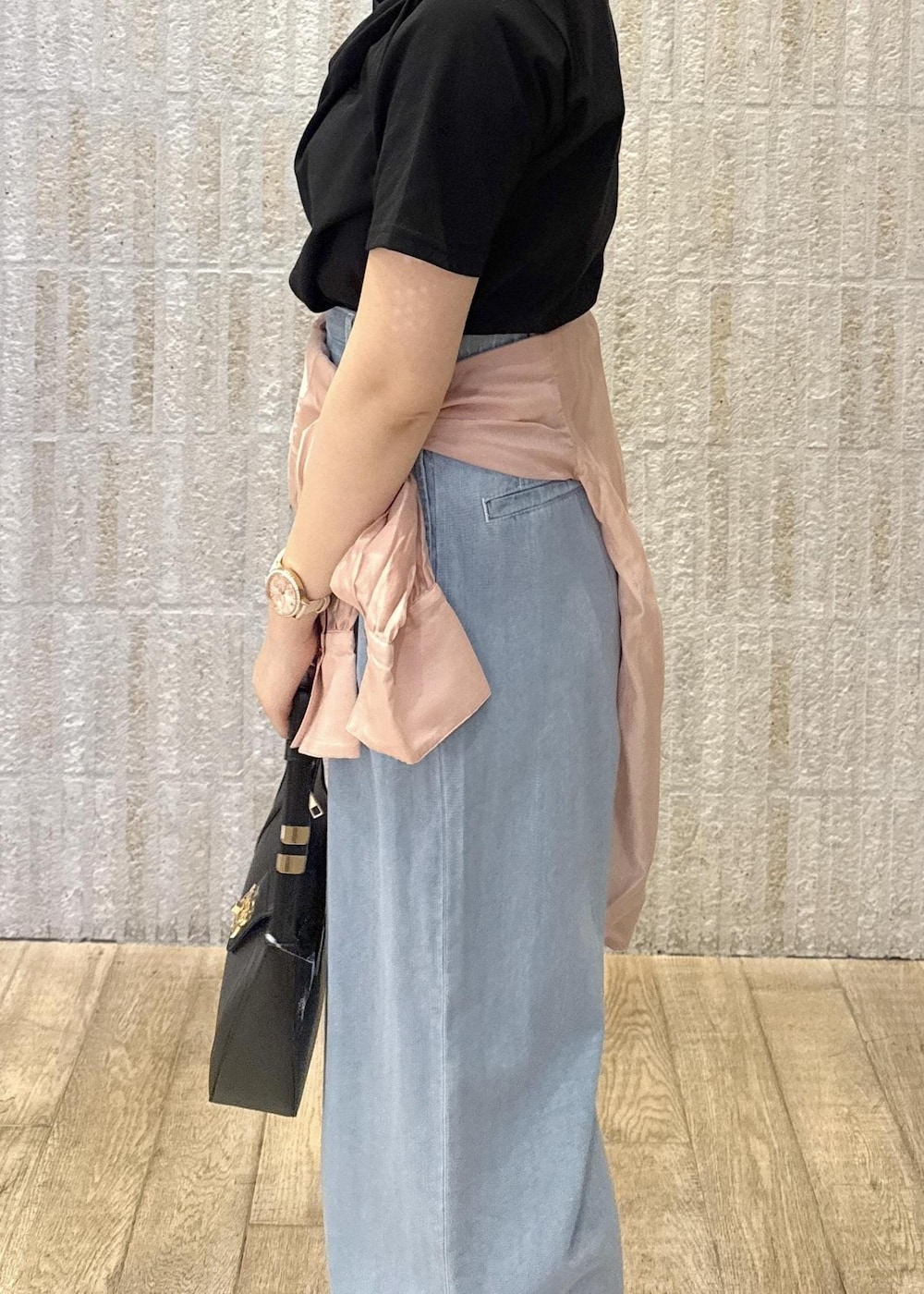 「ドレープ、デニム、ワイドパンツ、シアーシャツ、サックス、リボン、ワンハンドル、ロゴ、ゴールド、フラット、初春コーデ、春コーデ、初夏コーデ、夏コーデ、運動会コーデ」｜「VISの【セレモニー/通勤対応】【新色追加】ハンドルリボンワンショルダーバッグ（ハンドバッグ、ブラック系）」を使った、あおいさん（レディース・158cm）の夏コーディネートの6枚目の写真