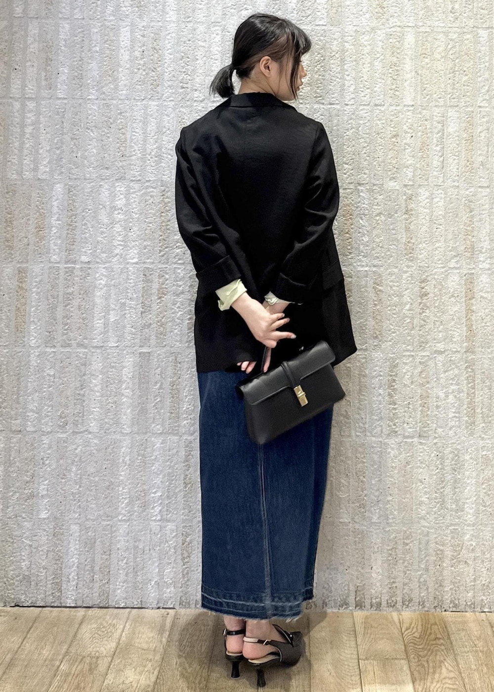 「ジャケット、接触冷感、洗える、ラメ、シアー、インナー、グリーン、花柄、スカーフ、デニム、Ｉライン、ヒール、ワンハンドル、2way、初春コーデ」｜「VISの【2WAY】ひねり金具ワンハンドルミニショルダーバッグ（ショルダーバッグ、ブラック系）」を使った、あおいさん（レディース・158cm）の春コーディネートの3枚目の写真
