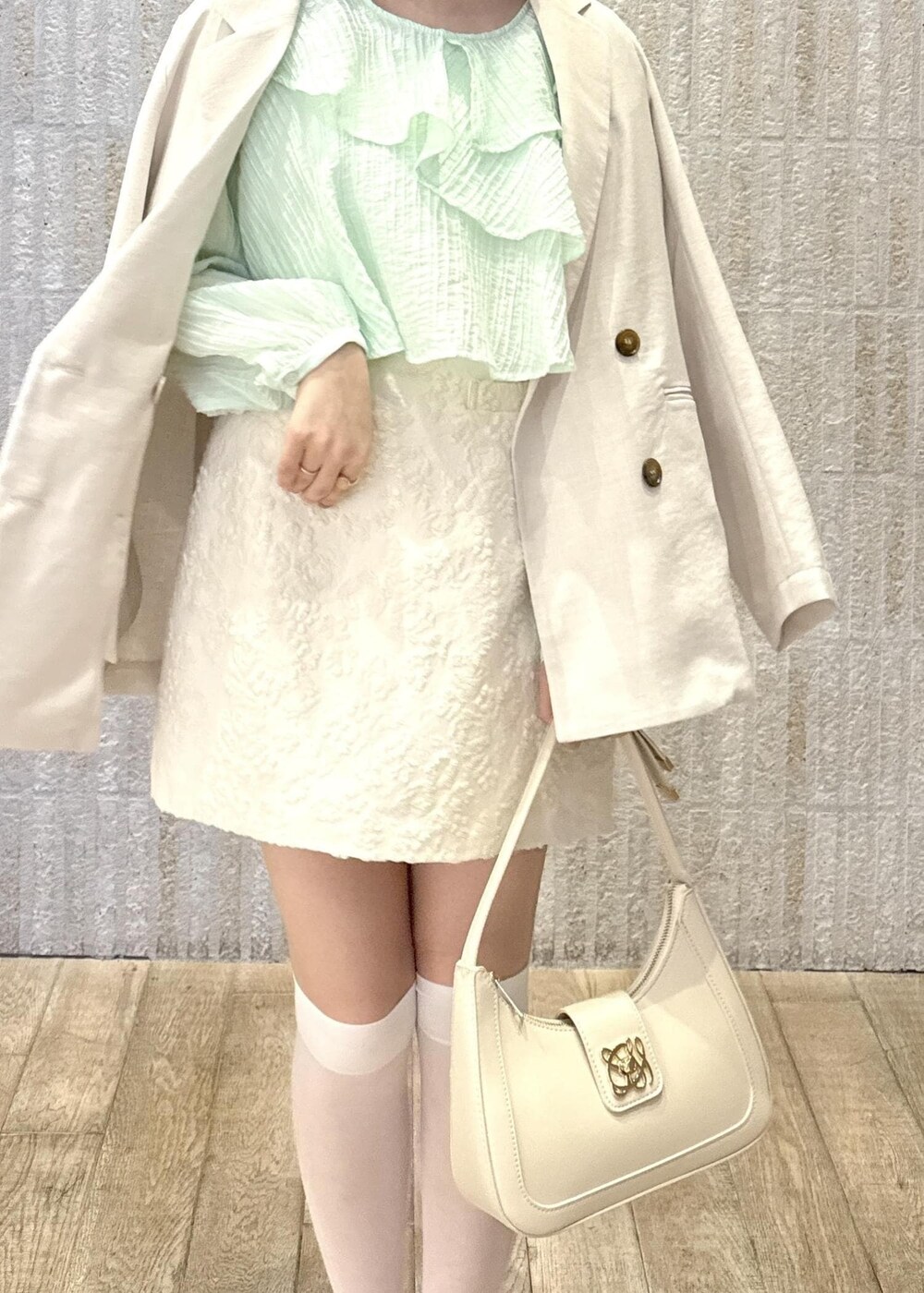 「フリル、ラッフル、リネンライク、洗える、フラワー、ミニ丈、インナーパンツ付き、リボン、ワンハンドル、ローファー、ヒール、キャメル、ゴールド、ロゴ、お花見」｜「VISの【新色追加】ハンドルリボンワンショルダーバッグ（ハンドバッグ、ホワイト系）」を使った、あおいさん（レディース・158cm）の春コーディネートの5枚目の写真