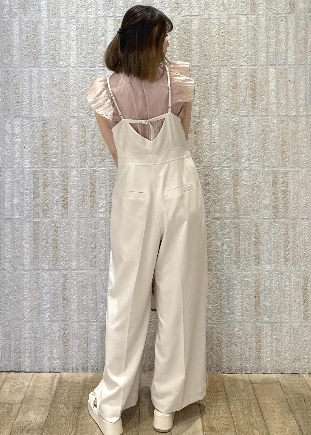「リボン、2way、カップ付きインナー、ロゴ、厚底、初春コーデ、春コーデ、初夏コーデ、夏コーデ、デートコーデ、お出かけコーデ、推し活コーデ、女子会コーデ、パンツスタイル、カジュアルコーデ」｜「VISの【選べる着丈】カップ付きロゴ刺繍Wストラップキャミソール【洗える】（キャミソール、ホワイト系）」を使った、あおいさん（レディース・158cm）の春コーディネートの3枚目の写真