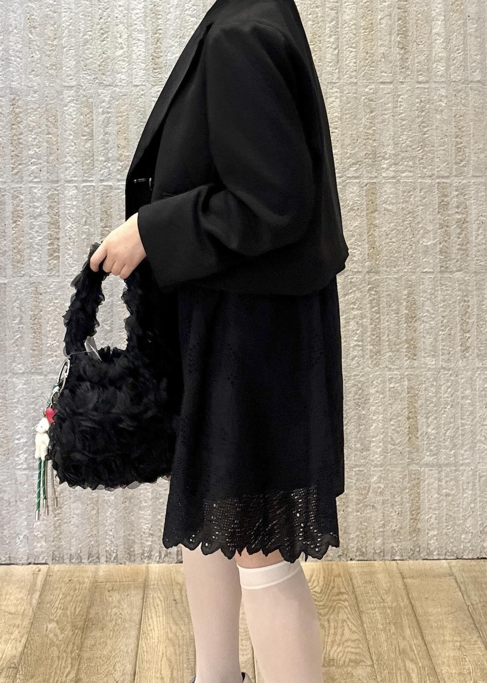 「カップ付きインナー、ロゴ、レース柄、キャミワンピ、レース、単丈、洗える、フラワー、バラモチーフ、バック、調整可能、くま、ハート、りぼん、リボン」｜「VISの【選べる着丈】カップ付きロゴ刺繍Wストラップキャミソール【洗える】（キャミソール、ブラック系）」を使った、あおいさん（レディース・158cm）の春コーディネートの6枚目の写真