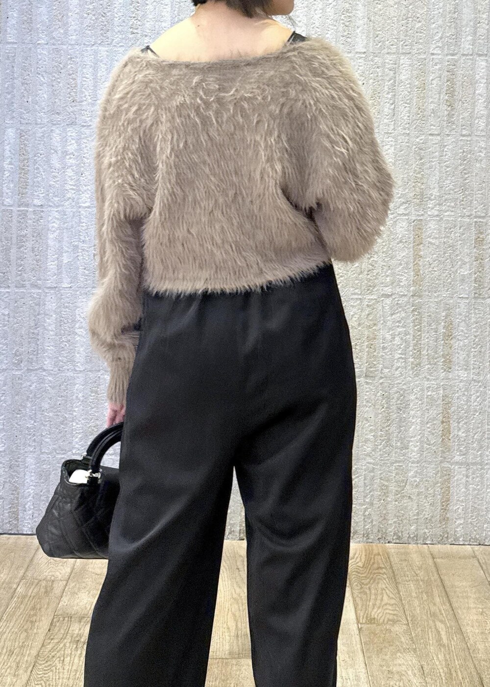 「オールインワン、ブラック、セットアイテム、カシュクール、ラビット、ブラウン、ロゴ、チェーン、ゴールド、2way、リボン、秋コーデ、初冬コーデ、セレモニーコーデ、お出かけコーデ」｜「Juzeの【ご好評につき追加生産】ビッグリボンパンプス（パンプス、ブラック系）」を使った、あおいさん（レディース・158cm）の冬コーディネートの7枚目の写真