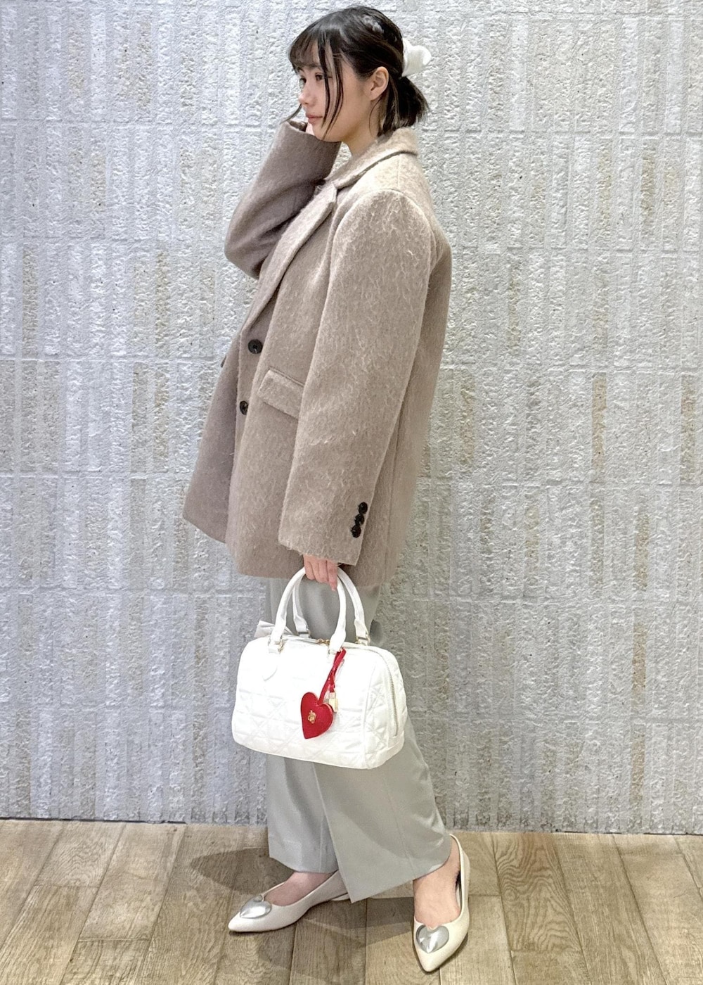「バレンタイン、グリーン、ブラウン、チェック、アウター、シアー、ハート、シルバー、ヘアクリップ、キナリ、キルティング、ホワイト、初春コーデ、春コーデ、デートコーデ」｜「VISの【アウター総選挙3位】シャギージャコット（その他アウター、ブラウン系）」を使った、あおいさん（レディース・158cm）の冬コーディネートの4枚目の写真
