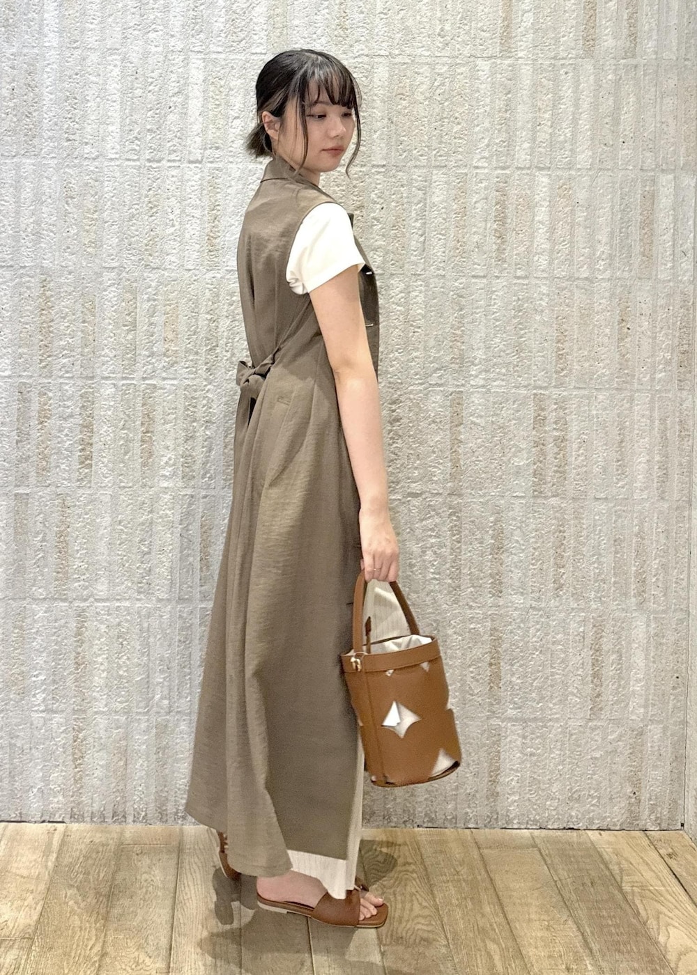 「ロゴ、POLO、美easy、ストライプ、2way、フラット、リボン、初春コーデ、春コーデ、初夏コーデ、夏コーデ、デートコーデ、お出かけコーデ、旅行コーデ、女子会コーデ」｜「VISの【美easy】リネンライクジレワンピース【接触冷感/洗える】（ワンピース、グリーン系）」を使った、あおいさん（レディース・158cm）の夏コーディネートの4枚目の写真