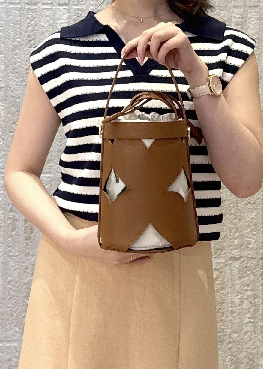 「カップ付きインナー、スキッパー開き、フレア、マーメイド、ショルダー、ワンハンドル、2way、ゴールド、フラット、初春コーデ、春コーデ、初夏コーデ、夏コーデ、デートコーデ、お出かけコーデ」｜「VISの【選べる着丈】カップ付きロゴ刺繍Wストラップキャミソール【洗える】（キャミソール、ホワイト系）」を使った、あおいさん（レディース・158cm）の夏コーディネートの9枚目の写真
