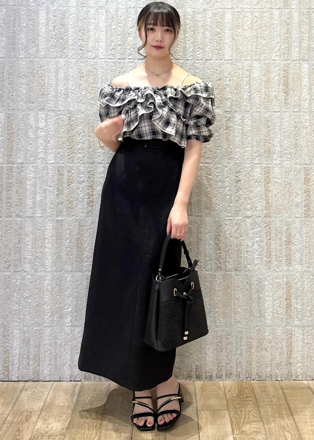 「オフショル、2way、チェック、カップ付きインナー、麻、タイトスカート、スリット、Iライン、カゴバック、ショルダー、ハートバック、厚底、初春コーデ、春コーデ、初夏コーデ」｜「VISの【選べる着丈】カップ付きロゴ刺繍Wストラップキャミソール【洗える】（キャミソール、ホワイト系）」を使った、あおいさん（レディース・158cm）の夏コーディネートの2枚目の写真
