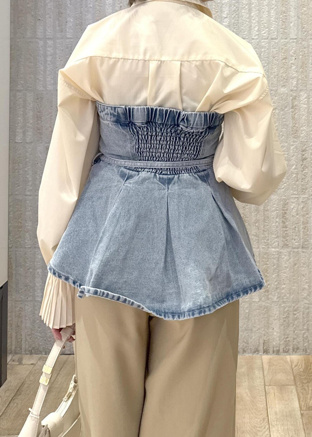 「袖プリーツ、2way、デニム、チノパン、クリーム、サックス、ワンハンドル、リボン、シルバー、ヒール、初春コーデ、春コーデ、デートコーデ、お出かけコーデ、女子会コーデ」｜「VISの【新色追加】ハンドルリボンワンショルダーバッグ（ハンドバッグ、ホワイト系）」を使った、あおいさん（レディース・158cm）の春コーディネートの7枚目の写真